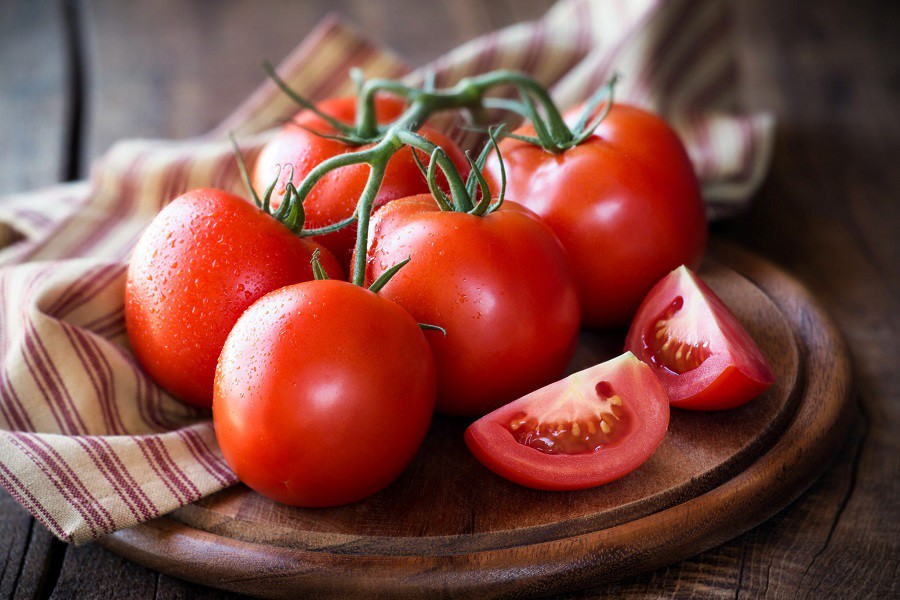 Cách trị mụn bằng cà chua với muối và đường tác dụng nhanh