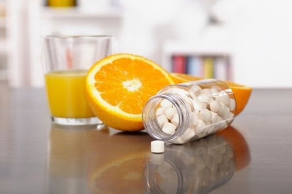 Đau dạ dày uống nước cam được không, có nên uống nhiều nước cam không?